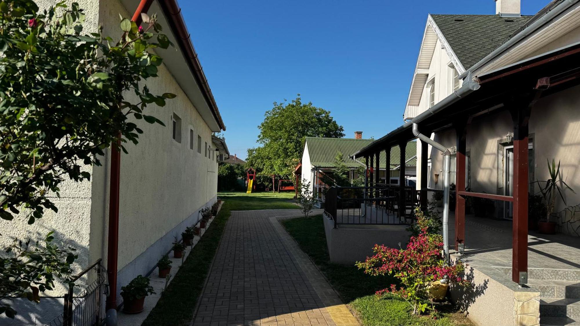Berta Panzio Bed & Breakfast Hajdúszoboszló Екстериор снимка